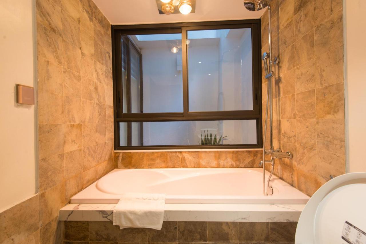 22Housing Hotel & Apartment 81 Linh Lang Hanoi Bagian luar foto